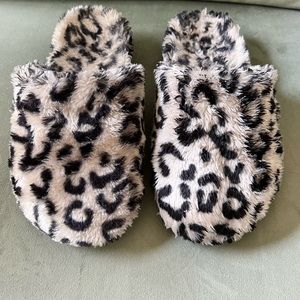 Vionic leopard pattern faux fur slippers